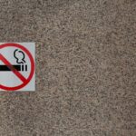 rola-naklejek-informacyjnych-i-ostrzegawczych-w-przestrzeni-publiczne (1)